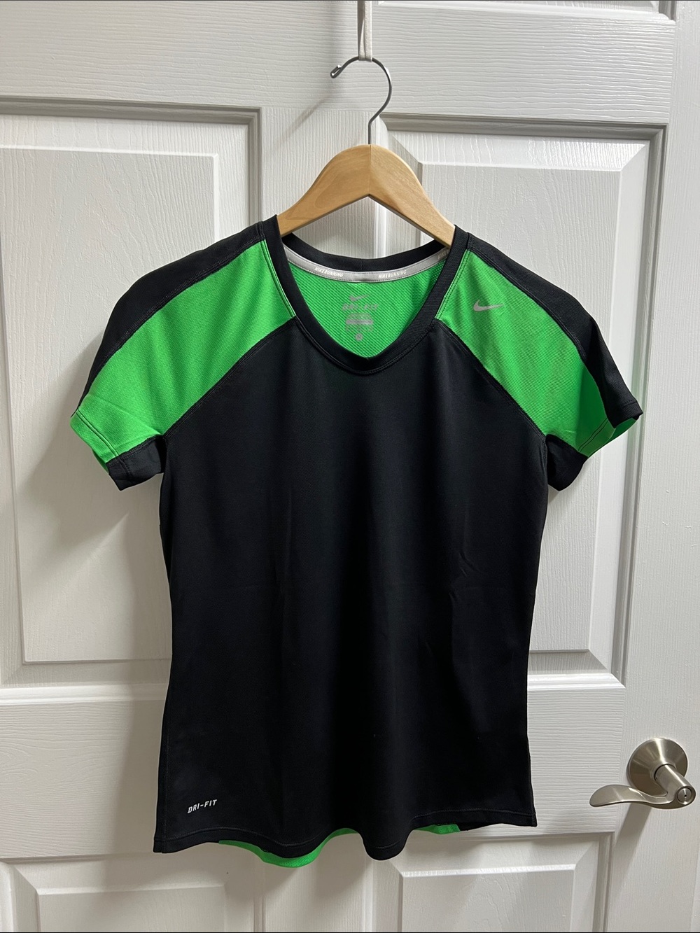 Nike running women’s Black Green V Neck Dri FIT Athletic Tee small S 536